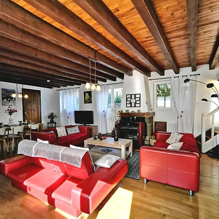 Casa de Férias Grande Maison Au Coeur D'un Village Historique Avec Terrasse Et Wifi Inclus - Fr-1-582-308